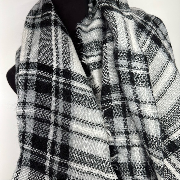 ModCloth, black and white plaid blanket scarf - Picture 2 of 4